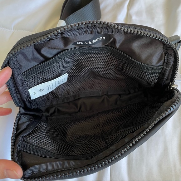 Lululemon Everywhere Belt Bag BLACK & GOLD - Picture 4 of 7
